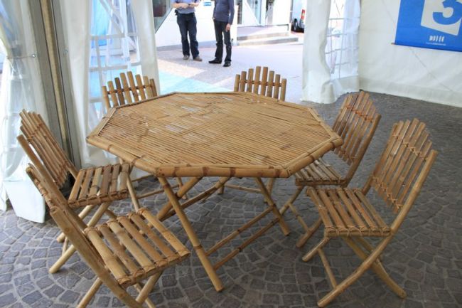 Location de mobilier écolo, table en bambou et chaise en bambou
